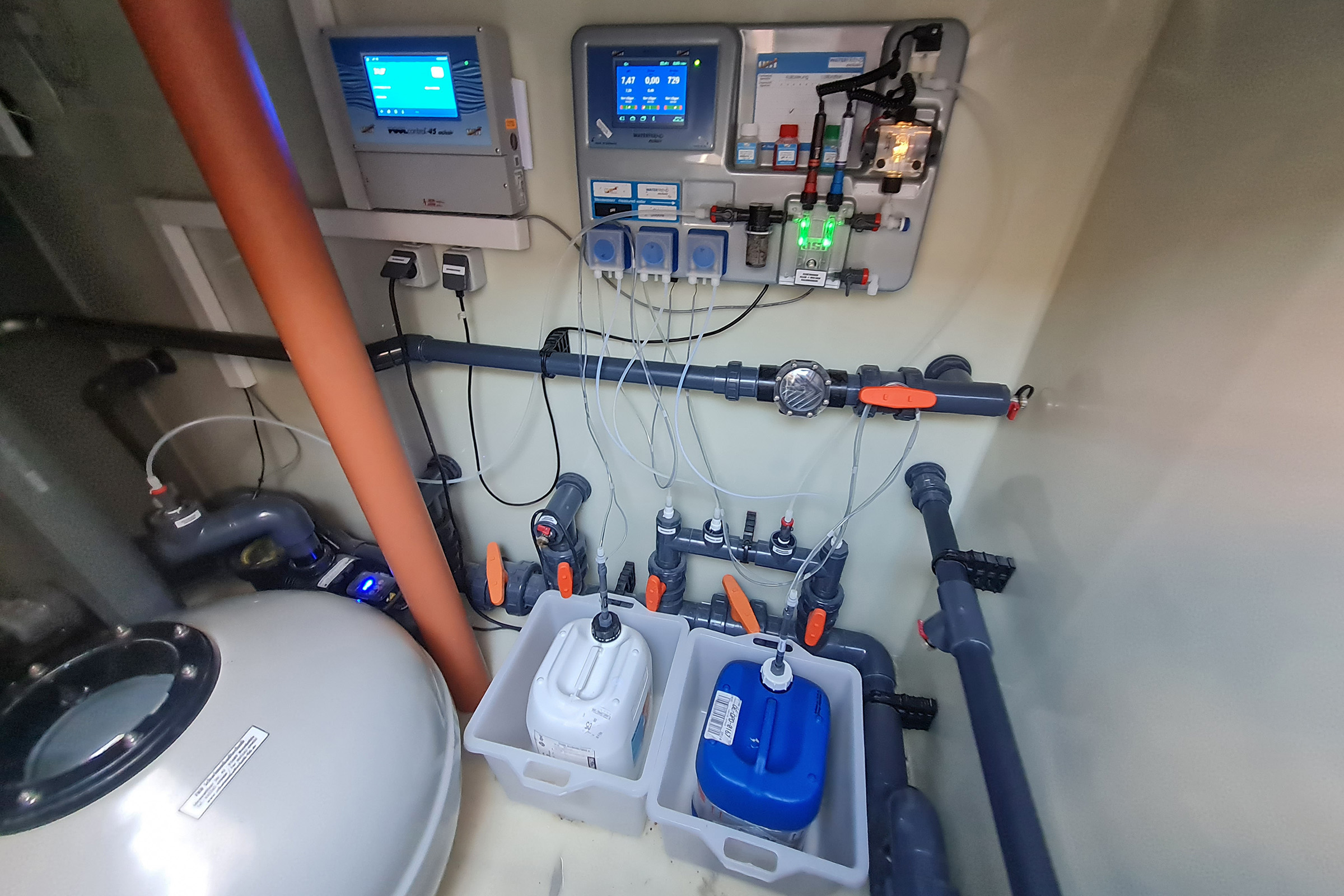 Pooltechnik mit Eco-System und automatischer Dosieranlage echnikraum mit Eco-Technikschacht, Dosieranlage und Leitungsführung für die Wasseraufbereitung eines Edelstahlpools