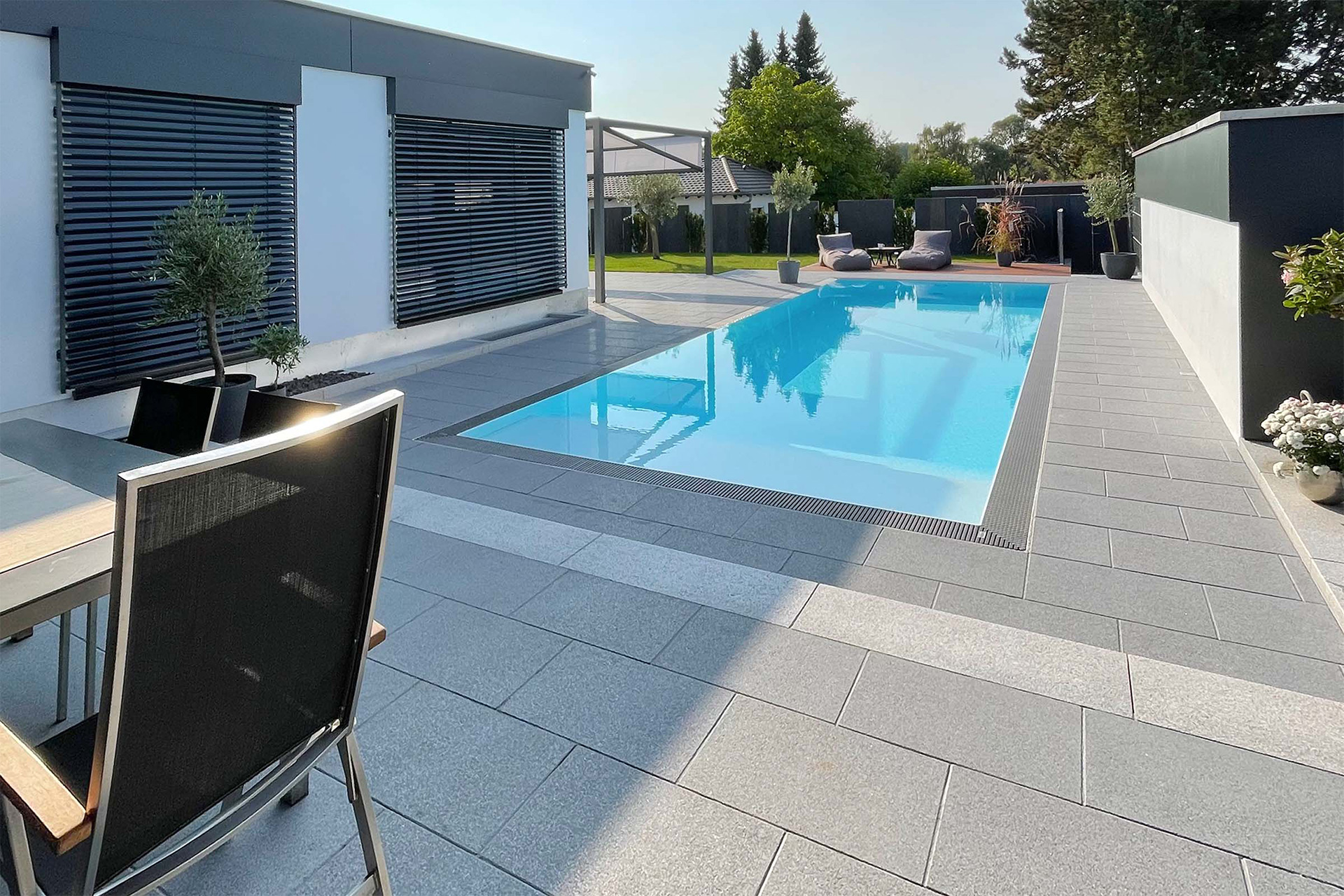 Polypropylen Überlaufbecken 3,3x9,4x1,5m mit breiter Treppe und Unterflurabdeckung