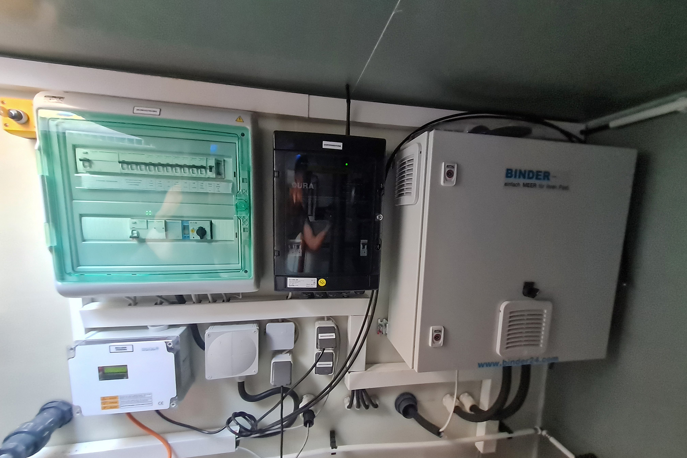 Steuerungseinheit für Eco-Technik und Gegenstromanlage Elektronische Steuerungseinheiten im Technikschacht mit Schaltschränken, Sicherungen und Steuerung für Gegenstromturbine