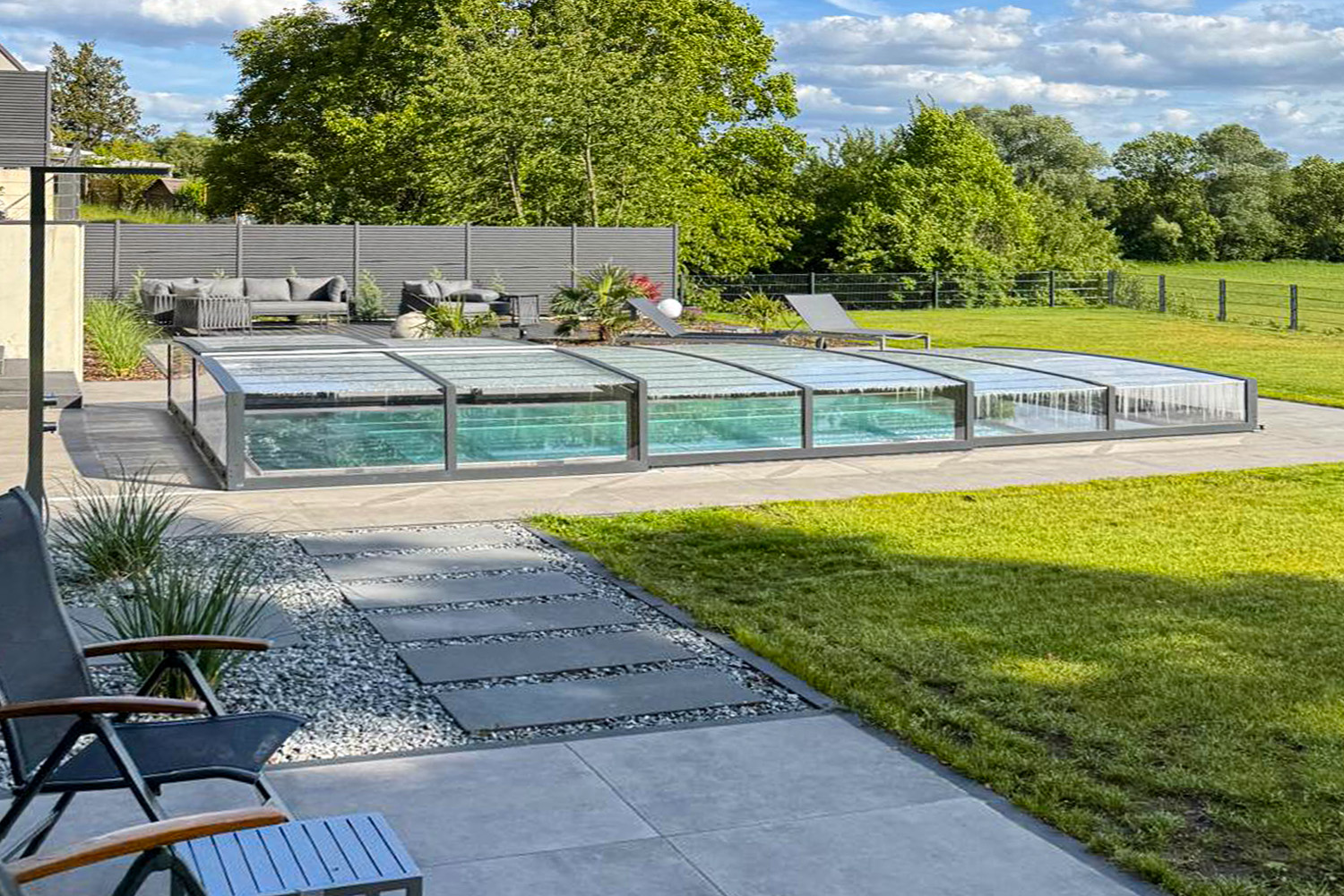 Edelstahlpool mit Poolüberdachung Aluna® NERO EASY R1 in anthrazit Edelstahlpool mit flacher Poolüberdachung Aluna NERO EASY R1 in moderner Gartengestaltung